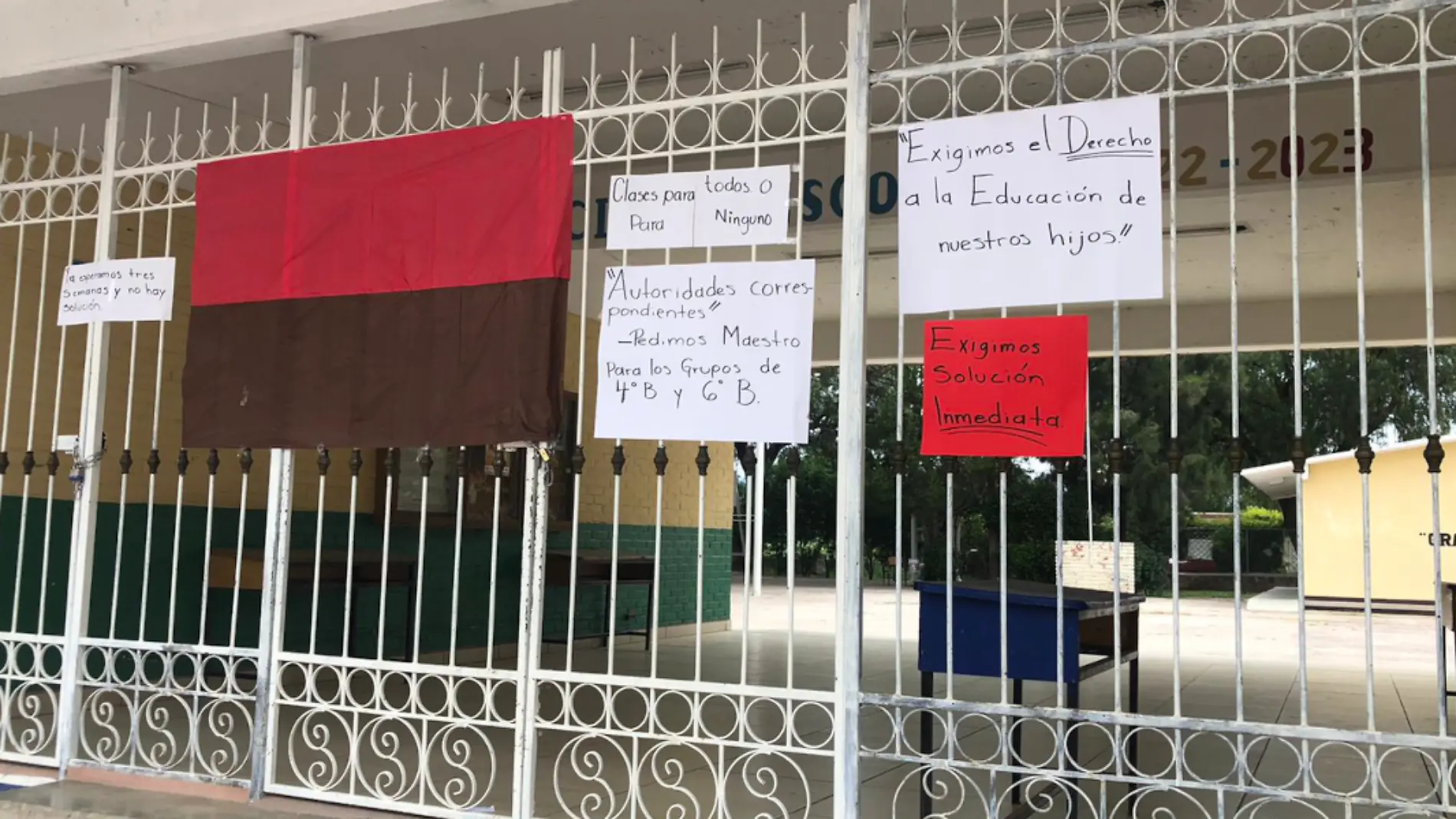 bandera rojinegra en escuela primaria de Ciénega, Jerez